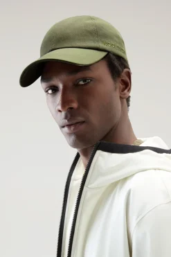 Cappelli e berretti|Cappelli><noscript><img width=
