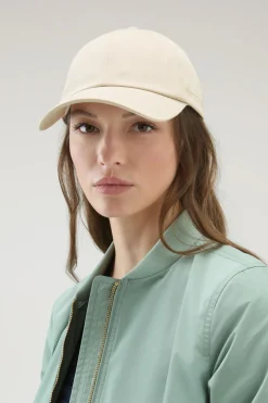 Cappelli e berretti|Cappelli><noscript><img width=