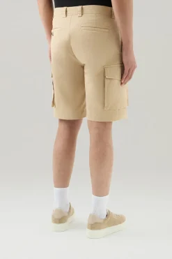 Pantaloni e pantaloncini><noscript><img width=