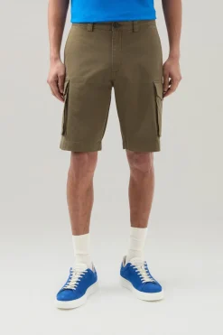 Pantaloni e pantaloncini>Woolrich Pantaloncini Cargo Tinti In Capo In Cotone Elasticizzato Lake Olive