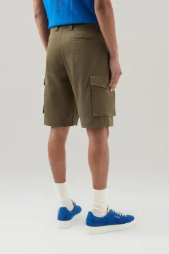 Pantaloni e pantaloncini><noscript><img width=