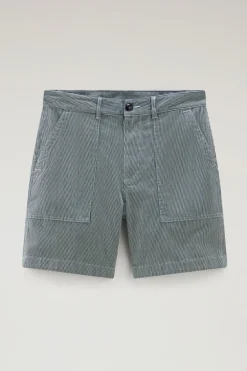 Pantaloni e pantaloncini><noscript><img width=
