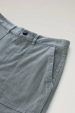 Pantaloni e pantaloncini><noscript><img width=