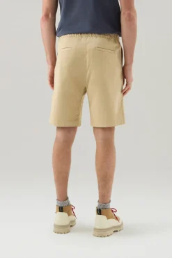 Pantaloni e pantaloncini><noscript><img width=