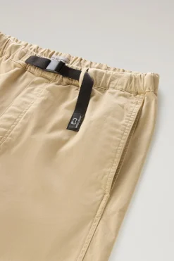 Pantaloni e pantaloncini><noscript><img width=