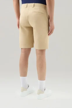 Pantaloni e pantaloncini><noscript><img width=