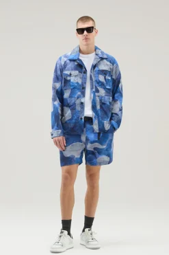 Pantaloni e pantaloncini>Woolrich Pantaloncini In Nylon Crinkle Con Stampa Royal Camo