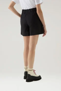 Pantaloni e pantaloncini><noscript><img width=