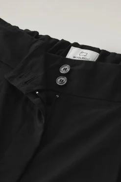 Pantaloni e pantaloncini><noscript><img width=