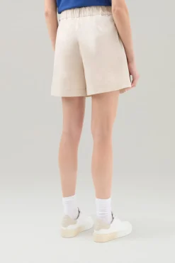Pantaloni e pantaloncini><noscript><img width=