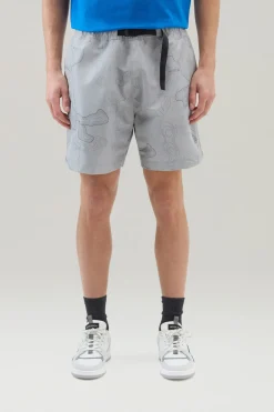 Pantaloni e pantaloncini>Woolrich Pantaloncini In Tessuto Ripstop Con Stampa Grey Trail map