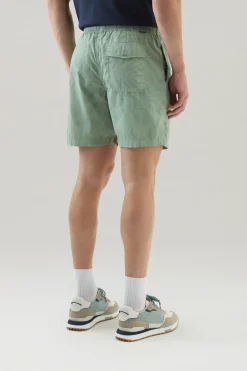 Pantaloni e pantaloncini>Woolrich Pantaloncini Tinti In Capo In Puro Cotone Con Stampa Tropical Sage Flower
