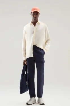 Pantaloni e pantaloncini>Woolrich Pantaloni Cargo In Misto Cotone E Lino Tinti In Capo Maritime Blue