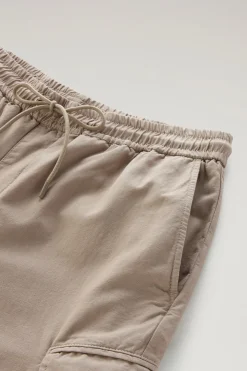 Pantaloni e pantaloncini><noscript><img width=