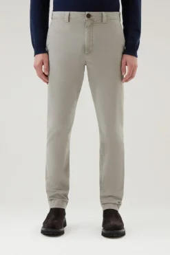 Pantaloni e pantaloncini>Woolrich Pantaloni Chino Tinti In Capo In Twill Di Cotone Elasticizzato Taupe