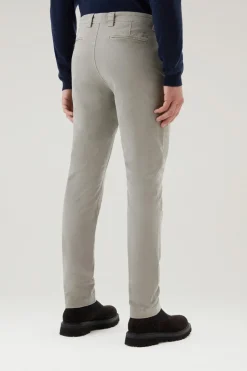 Pantaloni e pantaloncini><noscript><img width=