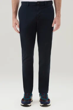 Pantaloni e pantaloncini>Woolrich Pantaloni Chino Tinti In Capo In Twill Di Cotone Elasticizzato Melton Blue