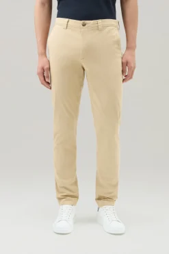 Pantaloni e pantaloncini>Woolrich Pantaloni Chino Tinti In Capo In Cotone Elasticizzato Beach Sand