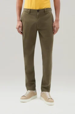 Pantaloni e pantaloncini>Woolrich Pantaloni Chino Tinti In Capo In Cotone Elasticizzato Lake Olive