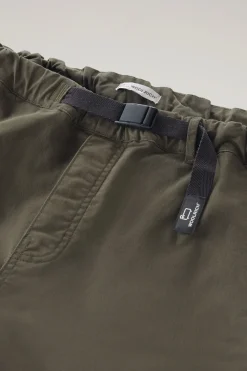 Pantaloni e pantaloncini><noscript><img width=