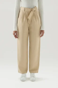 Pantaloni e pantaloncini>Woolrich Pantaloni In Misto Lino Con Cintura In Tessuto Feather Beige