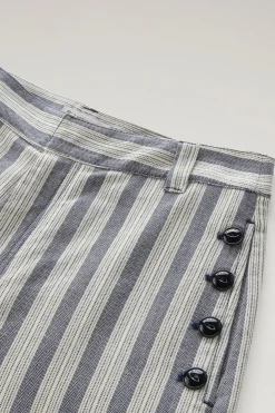 Pantaloni e pantaloncini><noscript><img width=