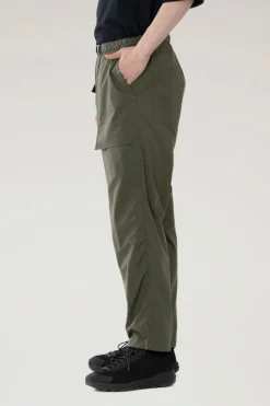 Outdoor Label Designed in Japan|Pantaloni e pantaloncini>Woolrich Pantaloni Ranch In Nylon Riciclato Olive