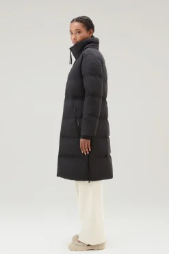 Piumini|Parka>Woolrich Parka Lungo Imbottito  in Nylon Elasticizzato Con Cappuccio Staccabile Black