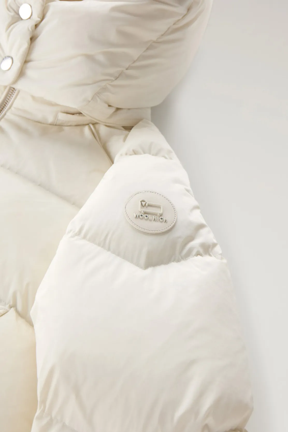 Piumini>Woolrich Piumino Alsea Corto In Nylon Elasticizzato Con Cappuccio Staccabile Milky Cream