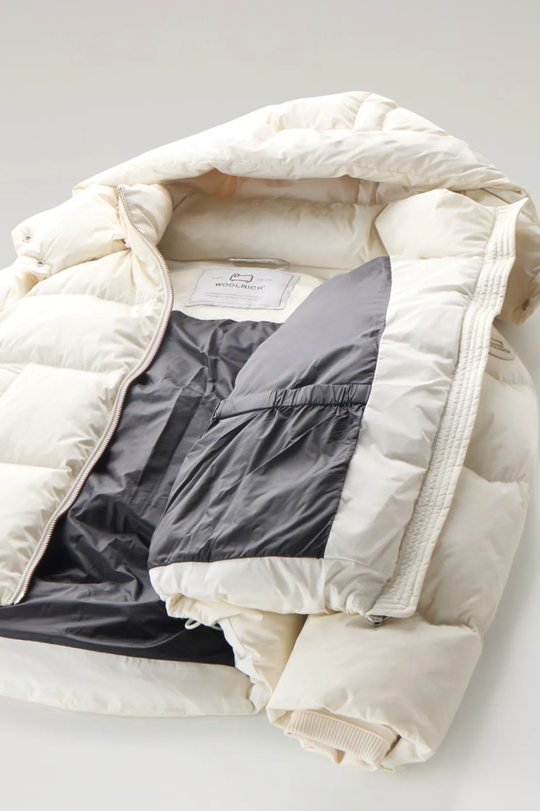 Piumini>Woolrich Piumino Alsea Corto In Nylon Elasticizzato Con Cappuccio Staccabile Milky Cream